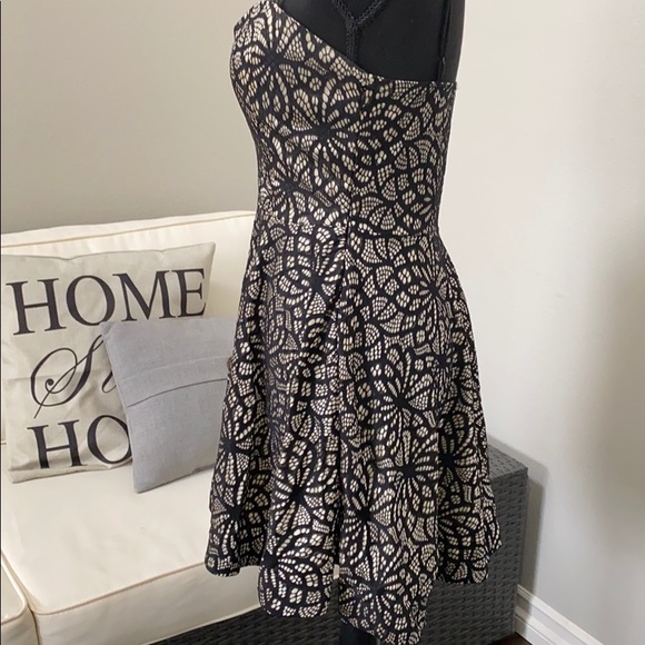 Black and Beige Dress - Plunge Front - Trac - Picture 7 of 16